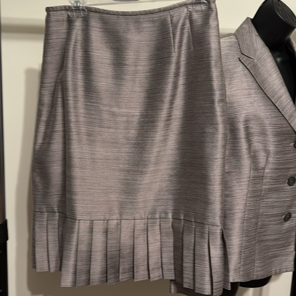 Kasper 2 pc suit - Picture 2 of 6